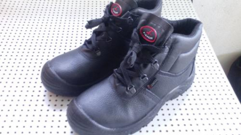 BOTA PELE PRETA 42 S3
